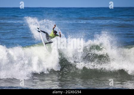 Ericeira, Portugal. Oktober 2021. Der Brasilianer Victor Bernardo tritt während der Runde 96 der MEO Visual Pro Ericeira, WSL (World Surf League) in Ericeira an. (Foto von Henrique Casinhas/SOPA Images/Sipa USA) Quelle: SIPA USA/Alamy Live News Stockfoto