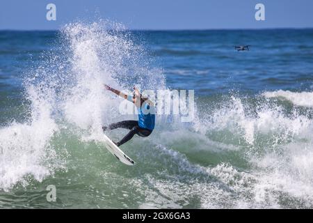 Ericeira, Portugal. Oktober 2021. Der Australier Sheldon Simkus tritt während der Runde 96 der MEO Visual Pro Ericeira, WSL (World Surf League) in Ericeira an. (Foto von Henrique Casinhas/SOPA Images/Sipa USA) Quelle: SIPA USA/Alamy Live News Stockfoto