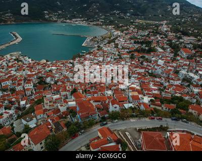 Wunderschöne Luftaufnahme über die berühmte Stadt Skopelos, auch bekannt als chora auf der Insel Skopelos, Sporaden, Griechenland Stockfoto