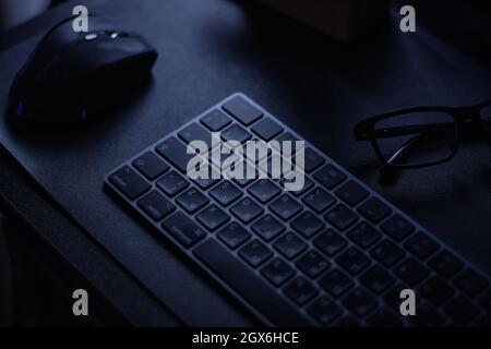 Morgendlicher Arbeitsplatz zu Hause kabellose Tastatur und Maus Stockfoto