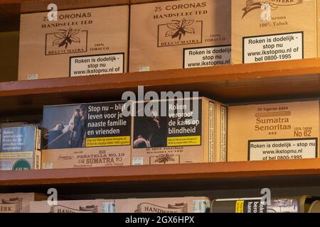 Middleharnis, Niederlande - Oktober 2 2021: Zigarrenboxen im Regal des Tabakwarenladen Stockfoto