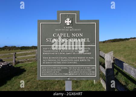 St Non's Chapel, National Park Coast Path near Caerfai, St Davids, Pembrokeshire, Wales, Vereinigtes Königreich, Großbritannien, Europa Stockfoto