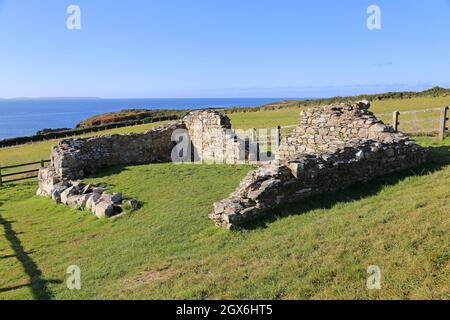 St Non's Chapel, National Park Coast Path near Caerfai, St Davids, Pembrokeshire, Wales, Vereinigtes Königreich, Großbritannien, Europa Stockfoto