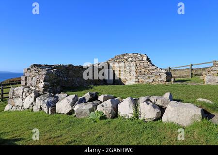 St Non's Chapel, National Park Coast Path near Caerfai, St Davids, Pembrokeshire, Wales, Vereinigtes Königreich, Großbritannien, Europa Stockfoto