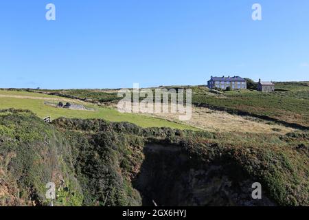 St Non's Chapel (links) und St Non's Retreat, National Park Coast Path in der Nähe von Caerfai, St Davids, Pembrokeshire, Wales, Großbritannien, Großbritannien, Europa Stockfoto