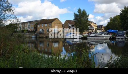 Riverside Häuser Marina und Boote Fluss Ouse St Neots Cambridgeshire. Stockfoto