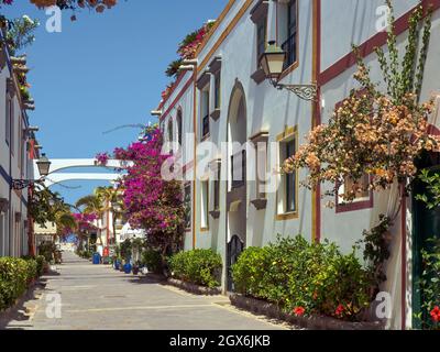 Eine der kleinen Straßen von Puerto de Mogan, dem venezianischen Urlaubsgebiet im Süden von Gran Canaria, voller Blumen und mit Häusern und Unterkünften Stockfoto