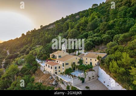 Aeriak Drohne Blick über das malerische Kloster Mirtiotissas auf der westlichen Insel Korfu Küste, Griechenland. Stockfoto