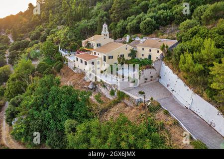 Aeriak Drohne Blick über das malerische Kloster Mirtiotissas auf der westlichen Insel Korfu Küste, Griechenland. Stockfoto