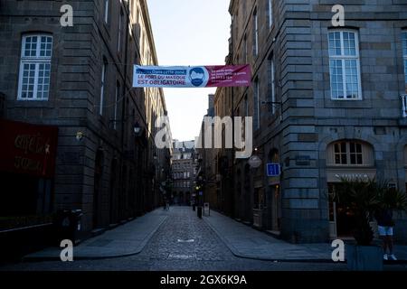 Ein Banner auf der anderen Straßenseite, um Bewusstsein für die Coronavirus-Pandemie zu schaffen. Frankreich. Stockfoto