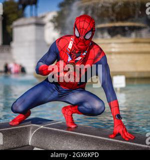 Ein London-Marathon-Läufer am Trafalgar Square, der nach dem Lauf als Spiderman gekleidet war. Stockfoto