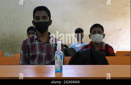 Mumbai, Indien. Oktober 2021. Die Schüler tragen Gesichtsmasken als Vorsichtsmaßnahme gegen die Ausbreitung von Covid-19, die während der Wiedereröffnung der Schule in Chhatrapati Shivaji Vidyalaya gesehen werden.die Schulen in Mumbai wurden ab dem 4. Oktober wieder eröffnet, nachdem sie aufgrund der Ausbreitung des Corona-Virus geschlossen wurden. Kredit: SOPA Images Limited/Alamy Live Nachrichten Stockfoto