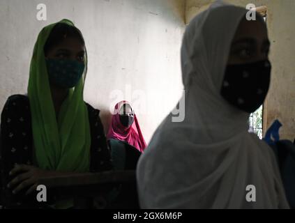Mumbai, Indien. Oktober 2021. Schüler, die Gesichtsmasken tragen, als Vorsichtsmaßnahme gegen die Ausbreitung von Covid-19, werden während der Wiedereröffnung der Schule in Chhatrapati Shivaji Vidyalaya im Klassenzimmer gesehen.die Schulen in Mumbai wurden ab dem 4. Oktober wieder eröffnet, nachdem sie aufgrund der Ausbreitung des Corona-Virus geschlossen wurden. Kredit: SOPA Images Limited/Alamy Live Nachrichten Stockfoto