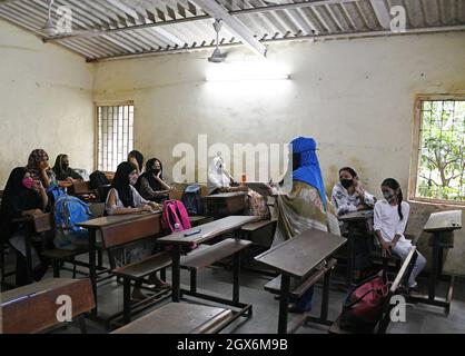 Mumbai, Indien. Oktober 2021. Während der Wiedereröffnung der Schule führt ein Lehrer einen Offline-Unterricht an der Schule Chhatrapati Shivaji Vidyalaya durch.die Schulen in Mumbai wurden ab dem 4. Oktober wieder eröffnet, nachdem sie aufgrund der Ausbreitung des Corona-Virus geschlossen wurden. Kredit: SOPA Images Limited/Alamy Live Nachrichten Stockfoto