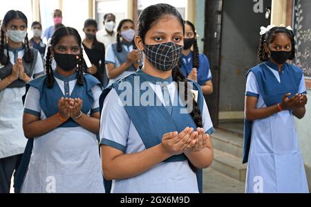 Mumbai, Indien. Oktober 2021. Schüler, die Gesichtsmasken tragen, als Vorsichtsmaßnahme gegen die Ausbreitung von Covid-19, haben während der Wiedereröffnung der Schule in Chhatrapati Shivaji Vidyalaya gebetet.die Schulen in Mumbai wurden ab dem 4. Oktober wieder eröffnet, nachdem sie aufgrund der Ausbreitung des Corona-Virus geschlossen wurden. Kredit: SOPA Images Limited/Alamy Live Nachrichten Stockfoto