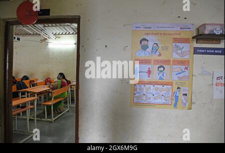 Mumbai, Indien. Oktober 2021. Ein Lehrer wurde während der Wiedereröffnung der Schule in Chhatrapati Shivaji Vidyalaya in einem Klassenzimmer gesehen.die Schulen in Mumbai wurden ab dem 4. Oktober wieder eröffnet, nachdem sie aufgrund der Ausbreitung der Corona-Viruserkrankung geschlossen wurden. Kredit: SOPA Images Limited/Alamy Live Nachrichten Stockfoto