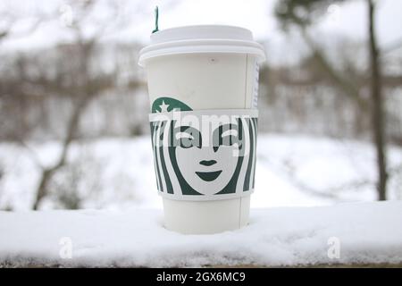 LONDON, KANADA - 01. Januar 2021: Ein Starbucks Weihnachtschalter in einem verschneiten, kalten Wald Stockfoto