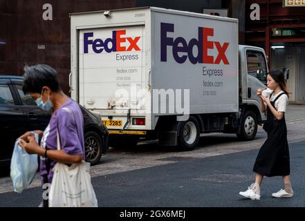 Hongkong, China. Oktober 2021. Fußgänger laufen am American FedEx Express Lieferwagen vorbei, der in Hongkong gesehen wird. (Foto von Budrul Chukrut/SOPA Images/Sipa USA) Quelle: SIPA USA/Alamy Live News Stockfoto