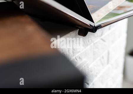 Luxus Holz Fotobuch, Holzkiste mit Sommerfotos gedruckt und Flash-Karte auf Leinen natürlichen Hintergrund. Fotobuch für Familienerinnerungen. Speichern Sie Ihr Stockfoto