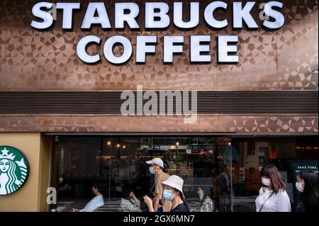 Hongkong, China. Oktober 2021. Fußgänger laufen an der amerikanischen multinationalen Kette Starbucks Coffee Store in Hongkong vorbei. (Foto von Budrul Chukrut/SOPA Images/Sipa USA) Quelle: SIPA USA/Alamy Live News Stockfoto