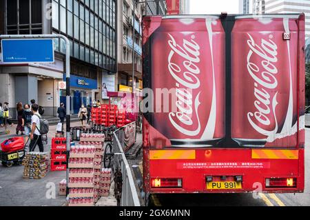 Hongkong, China. Oktober 2021. Coca-Cola Banner Truck der amerikanischen Softdrink-Marke in Hongkong. (Foto von Budrul Chukrut/SOPA Images/Sipa USA) Quelle: SIPA USA/Alamy Live News Stockfoto