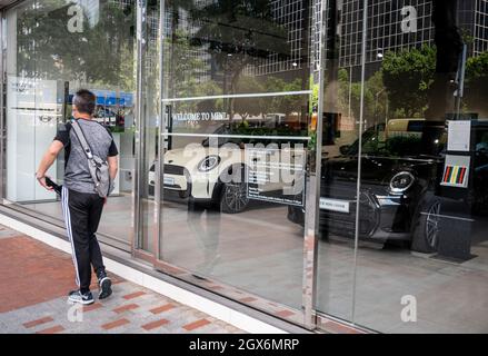 Hongkong, China. Oktober 2021. Ein Fußgänger geht an dem britischen Automobilhersteller Mini vorbei, der dem deutschen Automobilhersteller BMW gehört, dem offiziellen autorisierten Autohändler in Hongkong. (Foto von Budrul Chukrut/SOPA Images/Sipa USA) Quelle: SIPA USA/Alamy Live News Stockfoto