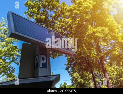 Automatisches Parksystem mit Solarbatterie ausgestattet Stockfoto