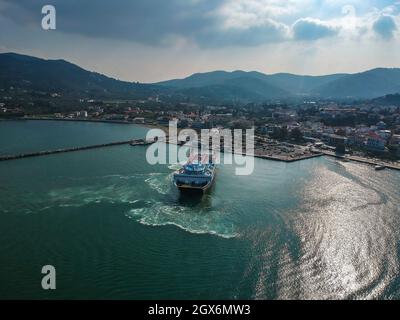 Die Express Skiathos Fähre der Hellenic Seaways Gesellschaft erreicht den Hafen der Insel Skopelos in Chora, Sporaden, Griechenland Stockfoto