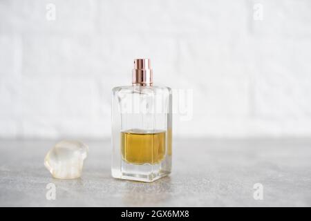 Parfümflasche auf hellem Holztisch. Stockfoto