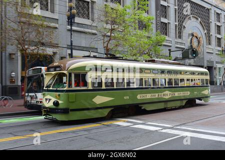 F-Line Antique PCC Straßenbahn No.1078 San Diego auf der Market Street in der Stockton Street, Stadt San Francisco, Kalifornien, USA. Stockfoto