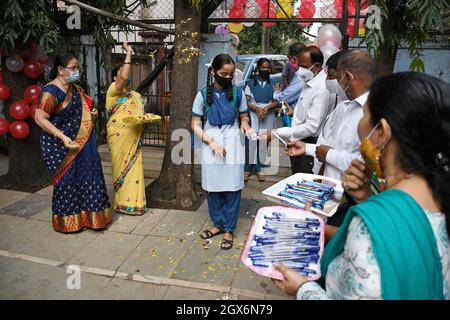 Mumbai, Indien. Oktober 2021. Der Sauerstoffgehalt der Schüler wird überprüft, bevor sie während der Schuleröffnung in die Schule Chhatrapati Shivaji Vidyalaya einreisen können.die Schulen in Mumbai wurden ab dem 4. Oktober wieder eröffnet, nachdem sie aufgrund der Ausbreitung der Corona-Viruserkrankung geschlossen wurden. (Foto von Ashish Vaishnav/SOPA Images/Sipa USA) Quelle: SIPA USA/Alamy Live News Stockfoto