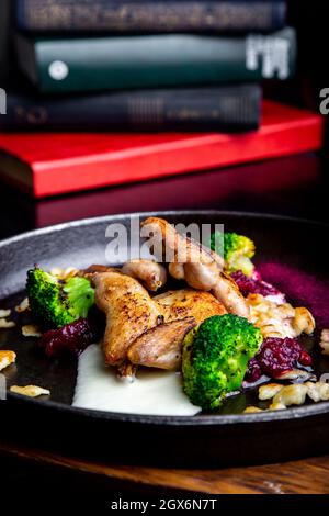 Hühnertabak in der Marinade auf einem Holzbrett Stockfoto