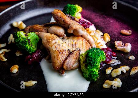 Hühnertabak in der Marinade auf einem Holzbrett Stockfoto