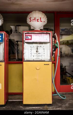 Eine alte Beckmeter Shell-Benzinpumpe aus einer vergangenen Ära, die immer noch 34p pro Gallone anzeigt. Stockfoto