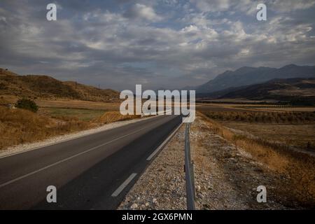 Die Bergstraße des Llogara-Passes (Qafa e Llogarasë) verbindet das Dukat-Tal im Norden mit der albanischen Riviera auf der Südseite, Albanien, dem Balkan. Stockfoto