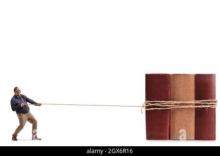 In voller Länge Profilaufnahme eines reifen Mannes, der Bücher zieht, die mit einem Seil auf weißem Hintergrund isoliert sind Stockfoto