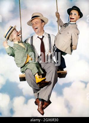 Edgar Bergen, (1903-1978), amerikanischer Schauspieler und Ventriloquist, sitzendes Porträt mit seinen Ventriloquisten Dummies Mortimer Snerd und Charlie McCarthy, Harry Warnecke, Robert F. Cranston, Gus Schoenbaechler, 1948 Stockfoto