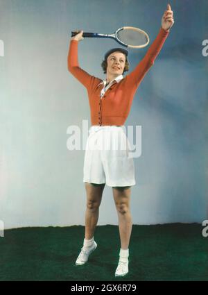 Alice Marble (1913-1990), amerikanische Tennisspielerin, Porträt in voller Länge mit Tennisschläger, Harry Warnecke, Robert F. Cranston, 1939 Stockfoto
