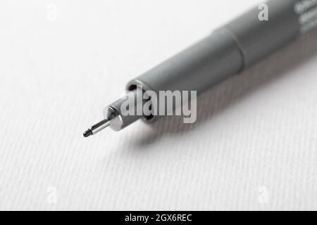 Nahaufnahme eines Pigment Liners auf einem weißen Blatt Stockfoto