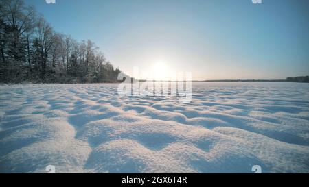 Winterfeld an einem sonnigen, frostigen Abend. Video in Bewegung. Stockfoto