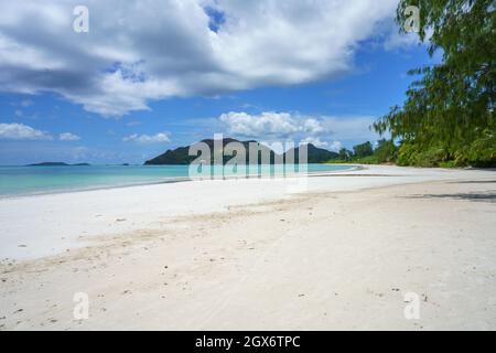 Tropischer Strand bei anse volbert auf praslin auf den seychellen Stockfoto