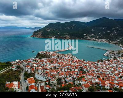 Wunderschöne Luftaufnahme über die berühmte Stadt Skopelos, auch bekannt als chora auf der Insel Skopelos, Sporaden, Griechenland Stockfoto