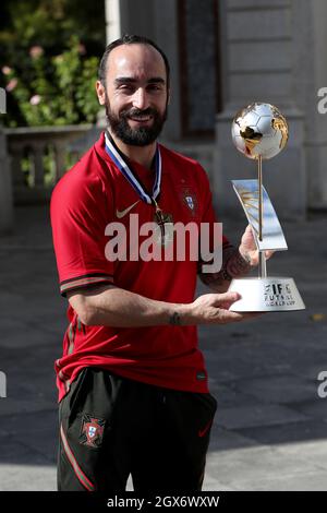 Lissabon, Portugal. Oktober 2021. Portugals Kapitän Ricardinho posiert mit der Trophäe der FIFA Futsal-Weltmeisterschaft 2021 während einer Begrüßungszeremonie für das nationale Futsal-Team am 4. Oktober 2021 im Belem-Palast in Lissabon, Portugal. Portugal gewann die Trophäe der FIFA Futsal-Weltmeisterschaft 2021, nachdem es Argentinien am 03. Oktober in Kaunas, Litauen, besiegt hatte (2:1). (Bild: © Pedro Fiuza/ZUMA Press Wire) Stockfoto