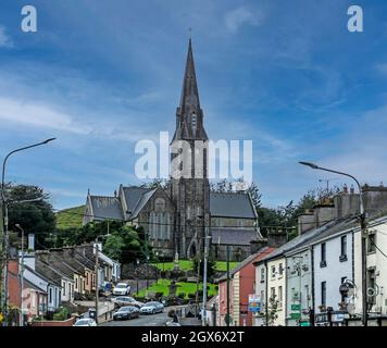 Die Hauptstraße in Granard, County Longford, Irland, wird von der römisch-katholischen Kirche St. Marys dominiert. Stockfoto