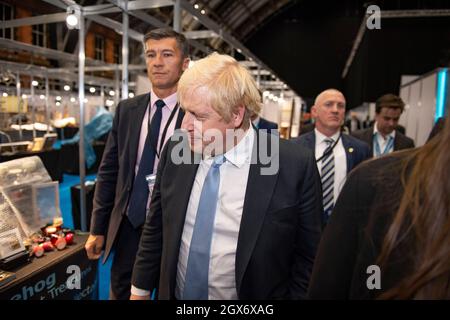 Manchester, England, Großbritannien. Oktober 2021. IM BILD: RT Hon Boris Johnson MP - britischer Premierminister sah, wie er am Abend bei der Konferenz der Konservativen Partei #CPC21 eine Randveranstaltung verließ, um in sein Hotel zurückzukehren. Quelle: Colin Fisher/Alamy Live News Stockfoto