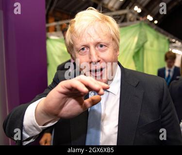 Manchester, England, Großbritannien. Oktober 2021. IM BILD: RT Hon Boris Johnson MP - britischer Premierminister sah, wie er am Abend bei der Konferenz der Konservativen Partei #CPC21 eine Randveranstaltung verließ, um in sein Hotel zurückzukehren. Quelle: Colin Fisher/Alamy Live News Stockfoto