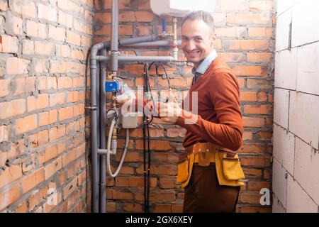 Techniker, die Wartung einer Warmwasser-Heizung Stockfoto