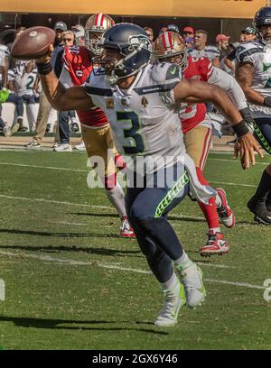 Santa Clara, Kalifornien, USA. Oktober 2021. Der Quarterback Russell Wilson (3) von Seattle Seahawks läuft am Sonntag, den 03. Oktober 2021, im Levis Stadium in Santa Clara, Kalifornien, zum Touchdown. Die Seahawks besiegten die 49ers 28-21. (Bild: © Al Golub/ZUMA Press Wire) Stockfoto