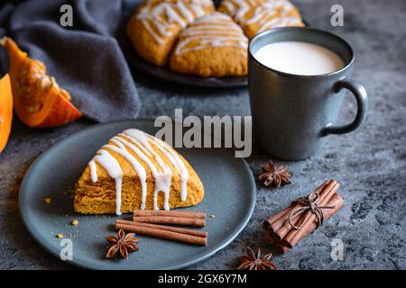 Feuchte Hokkaido-Kürbiskegel mit Zuckerglasur Stockfoto