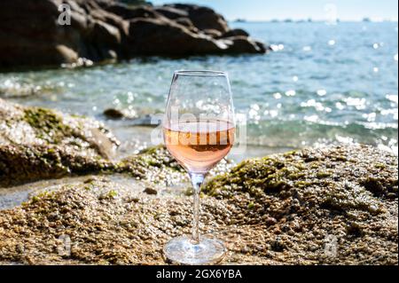 Sommerzeit in der Provence, Glas kalter Rosenwein am Sandstrand in der Nähe von Saint-Tropez an sonnigen Tagen, Var, Frankreich Stockfoto